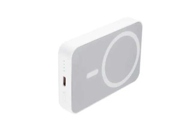 Credit-card-thin magnetic power bank